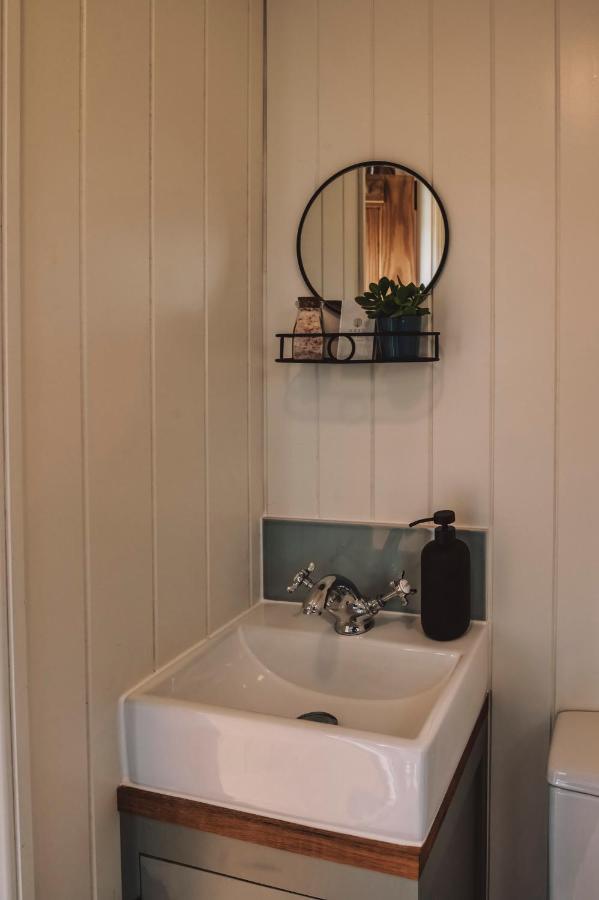 Luxury Shepherd'S Hut On Flower Farm With Outdoor Bath In Mid Cornwall Truro Exterior foto